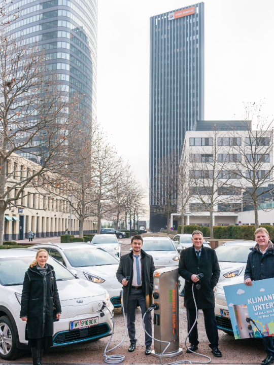 Wien Energie Geschäftsführer Michael Strebl (rechts) präsentiert die elektrifizierte Firmenflotte, mit der die gesamte Vertriebsmannschaft auf klimaneutralen Antrieb umgestellt wurde. Fotocredit: © Wien Energie/Christian Hofer