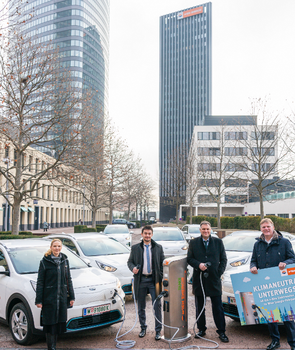Wien Energie Geschäftsführer Michael Strebl (rechts) präsentiert die elektrifizierte Firmenflotte, mit der die gesamte Vertriebsmannschaft auf klimaneutralen Antrieb umgestellt wurde. Fotocredit: © Wien Energie/Christian Hofer