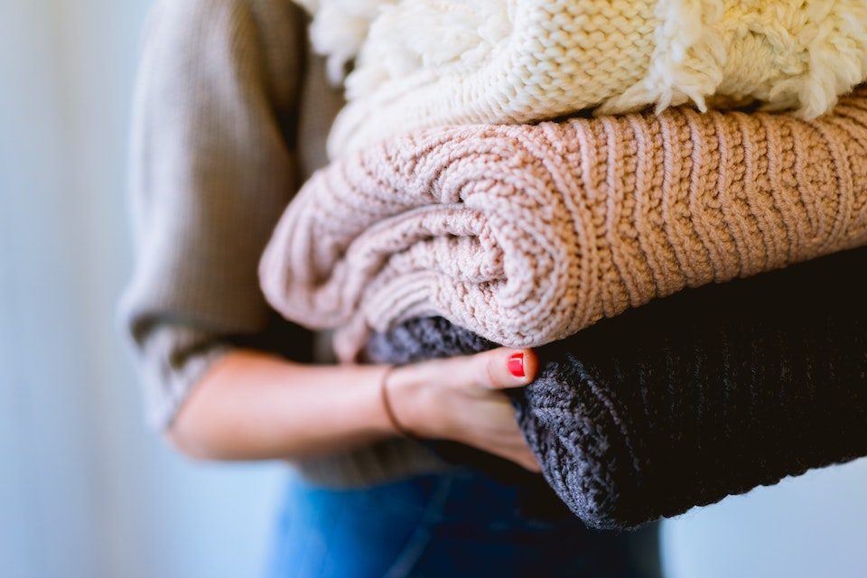 Damit Kleidungsstücke aus Wolle lang halten, werden sie am besten gefaltet aufbewahrt und nicht aufgehängt. -Fotocredits: Dan Gold/unsplash.com