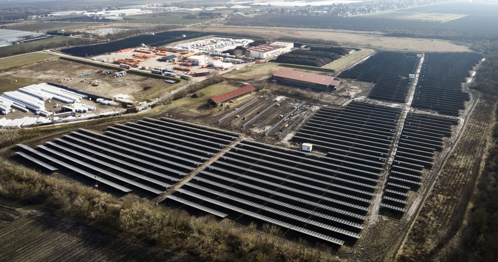 In der Schafflerhofstraße in Wien-Donaustadt befindet sich die größte Photovoltaikanlage des Landes mit einer Leistung von über 12 Gigawattstunden Sonnenstrom pro Jahr. Von April bis Oktober weiden hier circa 100-150 Schafe. Fotocredit: Wien Energie/Johannes Zinner