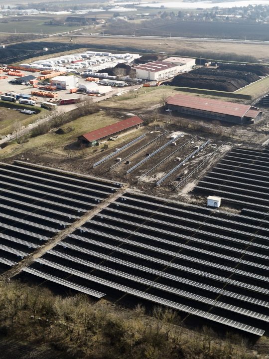 In der Schafflerhofstraße in Wien-Donaustadt befindet sich die größte Photovoltaikanlage des Landes mit einer Leistung von über 12 Gigawattstunden Sonnenstrom pro Jahr. Von April bis Oktober weiden hier circa 100-150 Schafe. Fotocredit: Wien Energie/Johannes Zinner