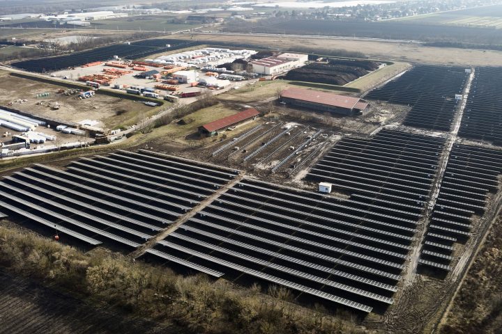 In der Schafflerhofstraße in Wien-Donaustadt befindet sich die größte Photovoltaikanlage des Landes mit einer Leistung von über 12 Gigawattstunden Sonnenstrom pro Jahr. Von April bis Oktober weiden hier circa 100-150 Schafe. Fotocredit: Wien Energie/Johannes Zinner