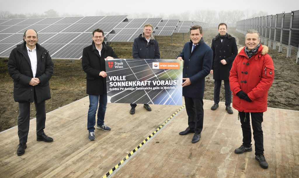 Wien Energie Geschäftsführer Michael Strebl (3. von links) und Karl Gruber (2. von rechts) luden zur Inbetriebnahme der größten Photovoltaikanlage Österreichs. Fotocredit: Wien Energie/Johannes Zinner