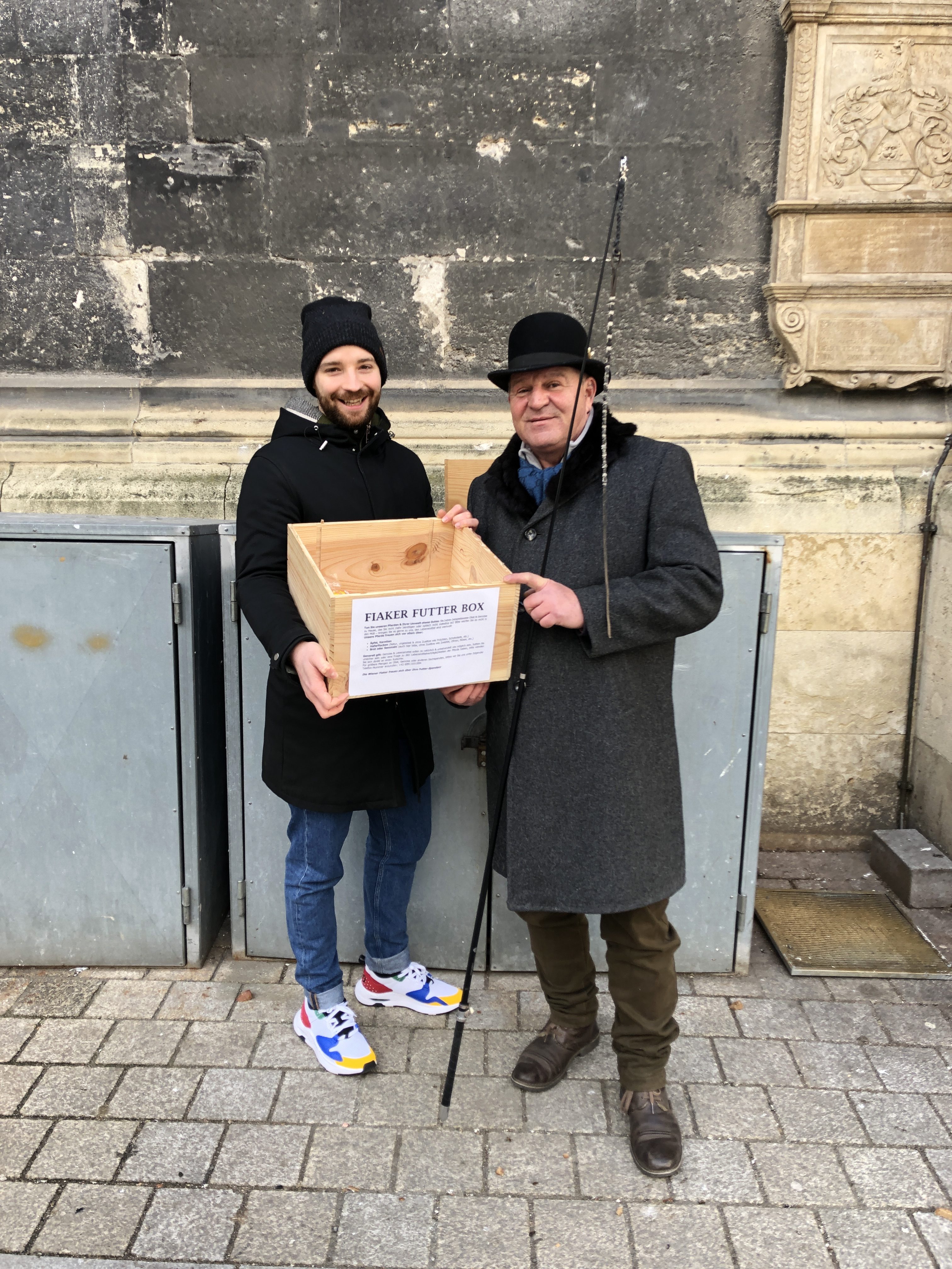 Bildunterschrift: Sowohl am Stephansplatz als auch am Michaelaplatz hat Marco Pollandt eigene Boxen aufgestellt, in denen Futter für die Pferde abgegeben werden kann. Um die Verwahrung und Verfütterung kümmern sich die Fiaker. Fotocredit: © wien.ridingdinner.com 