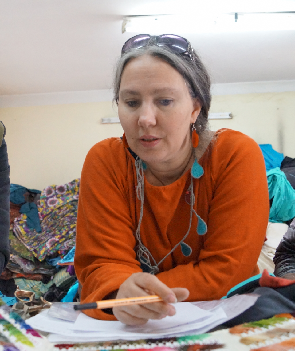 ngrid Gumpelmaier-Grandl ist die Expertin, wenn es um nachhaltigen und vor allem um Fairtrade Modebetrieb geht. Sie selbst ist immer wieder in ihrer Produktion in Nepal vor Ort, um einen wirklich fairen und partnerschaftlichen Betrieb zu ermöglichen. Fotocredit: © FAIRytale