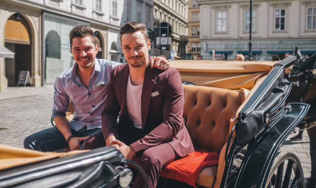 Dass Nachhaltigkeit im Bereich der Fiaker-Tradition mehrere Ebenen kennt, weiß Profi Marco Pollandt (rechts), hier im Bild mit seinem Geschäftspartner Raimund Novotny. Fotocredit: © wien.ridingdinner.com