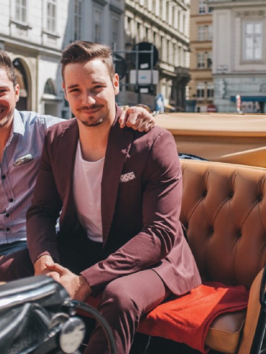 Dass Nachhaltigkeit im Bereich der Fiaker-Tradition mehrere Ebenen kennt, weiß Profi Marco Pollandt (rechts), hier im Bild mit seinem Geschäftspartner Raimund Novotny. Fotocredit: © wien.ridingdinner.com