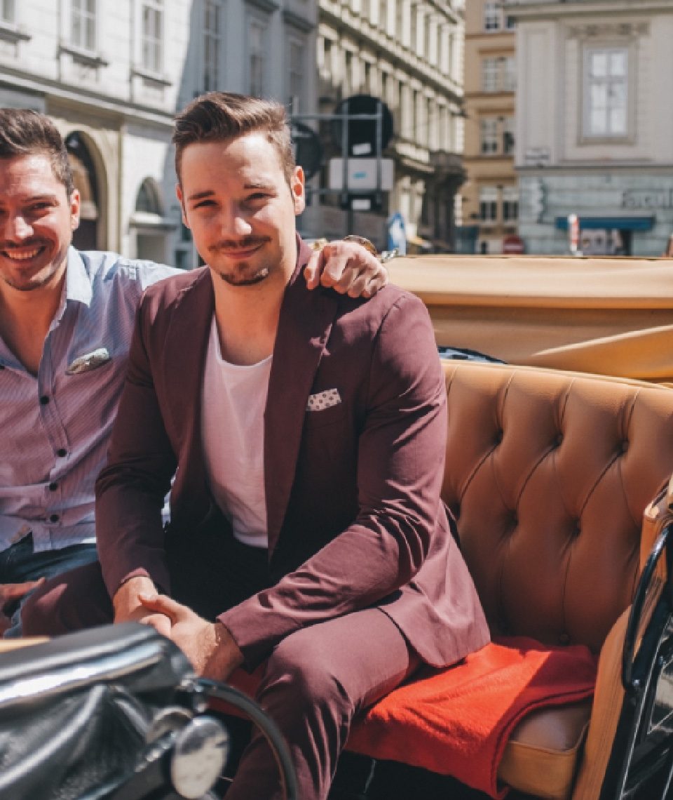 Dass Nachhaltigkeit im Bereich der Fiaker-Tradition mehrere Ebenen kennt, weiß Profi Marco Pollandt (rechts), hier im Bild mit seinem Geschäftspartner Raimund Novotny. Fotocredit: © wien.ridingdinner.com