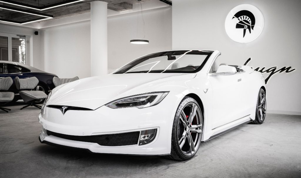 Einen Tesla ganz nach seinen eigenen Wünschen – zum Beispiel als Cabrio – gestalten? ARES Design aus Modena macht das möglich. Foto: ARES DESIGN – © www.aresdesign.com