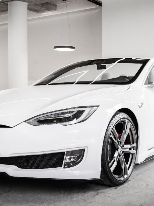 Einen Tesla ganz nach seinen eigenen Wünschen – zum Beispiel als Cabrio – gestalten? ARES Design aus Modena macht das möglich. Foto: ARES DESIGN – © www.aresdesign.com