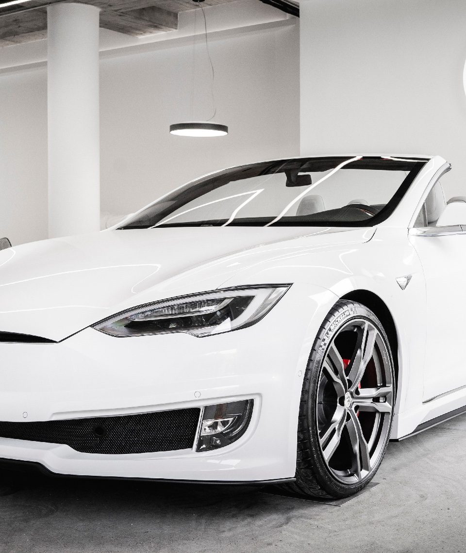 Einen Tesla ganz nach seinen eigenen Wünschen – zum Beispiel als Cabrio – gestalten? ARES Design aus Modena macht das möglich. Foto: ARES DESIGN – © www.aresdesign.com