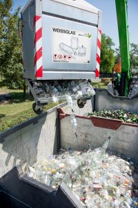 Weißglas von Buntglas zu trennen ist sogar außerordentlich wichtig, damit das Altglas wieder ideal verwertet werden kann. Fotocredit: © AGR 