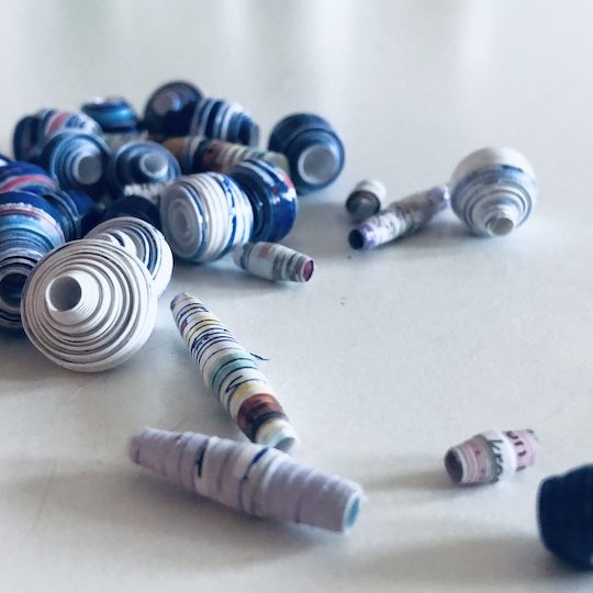 Aus unterschiedlich langen und breiten Papierstreifen lassen sich coole Perlen zum Weiterbasteln herstellen. -Fotocredits: Lisa Radda