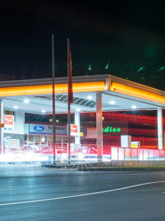 Die „Shell“ also zu Deutsch „Muschel“ ist eines DER Symbole für klassische Tankstellen. Gilt das mit dem neuen Plan der Ladepunkte vielleicht auch bald für Elektroautos? Fotocredit: © Julian Hochgesang via Unsplash