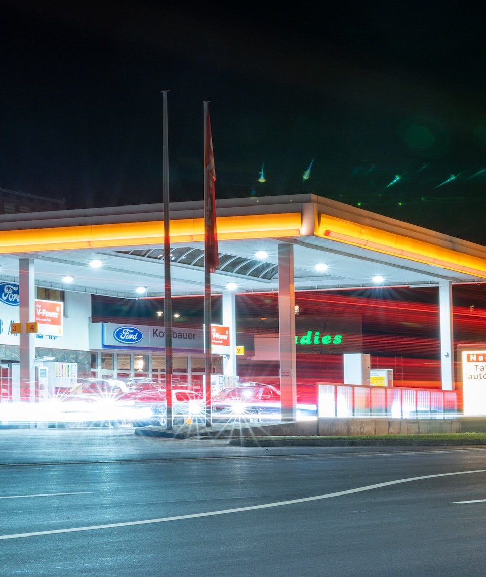 Die „Shell“ also zu Deutsch „Muschel“ ist eines DER Symbole für klassische Tankstellen. Gilt das mit dem neuen Plan der Ladepunkte vielleicht auch bald für Elektroautos? Fotocredit: © Julian Hochgesang via Unsplash