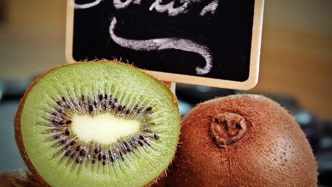 1. Kiwi enthält 80mg Vitamin C auf 100g. - Fotocredit: Pixabay/pixel2013