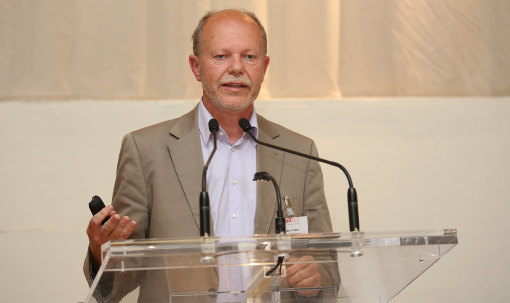 Der Profi in Sachen nachhaltig bauen sowie Passivhaus-Experte Günter Lang bei einem seiner internationalen Vorträge – er glaubt an nachhaltig Utopien trotz Denkmalschutz. Fotocredit: © LANG consulting