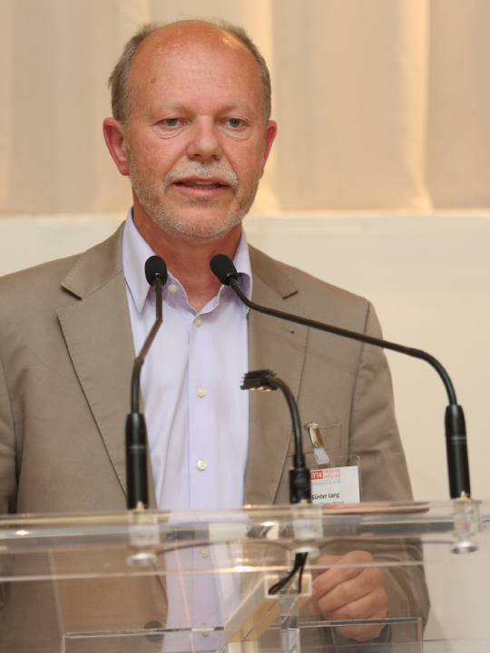 Der Profi in Sachen nachhaltig bauen sowie Passivhaus-Experte Günter Lang bei einem seiner internationalen Vorträge – er glaubt an nachhaltig Utopien trotz Denkmalschutz. Fotocredit: © LANG consulting