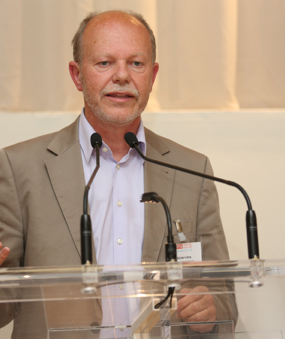 Der Profi in Sachen nachhaltig bauen sowie Passivhaus-Experte Günter Lang bei einem seiner internationalen Vorträge – er glaubt an nachhaltig Utopien trotz Denkmalschutz. Fotocredit: © LANG consulting