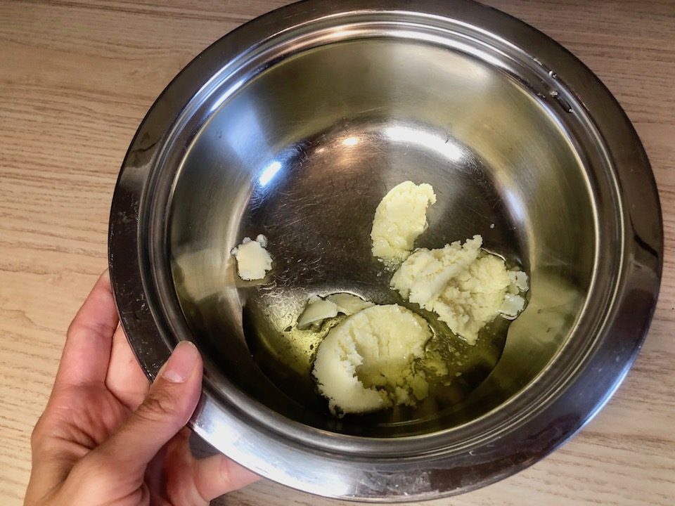 Gebt die Sheabutter und das Öl zusammen in eine Schüssel. -Fotocredits: Lisa Radda