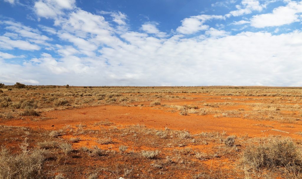 In der Wüste in Westaustralien soll im Zuge des Asian Renewable Energy Hub das weltweit größte Kraftwerk für erneuerbare Energien entstehen. Fotocredit: © Tracy Lundgren/Pixabay