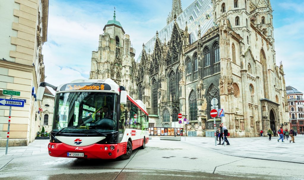 Im ersten Bezirk in Wien befördern zwei elektrisch betriebene Buslinien die Fahrgäste. Auch im Nachbarland Deutschland werden jetzt vermehrt E-Busse eingesetzt. Fotocredit: © Wiener Linien/Helmer