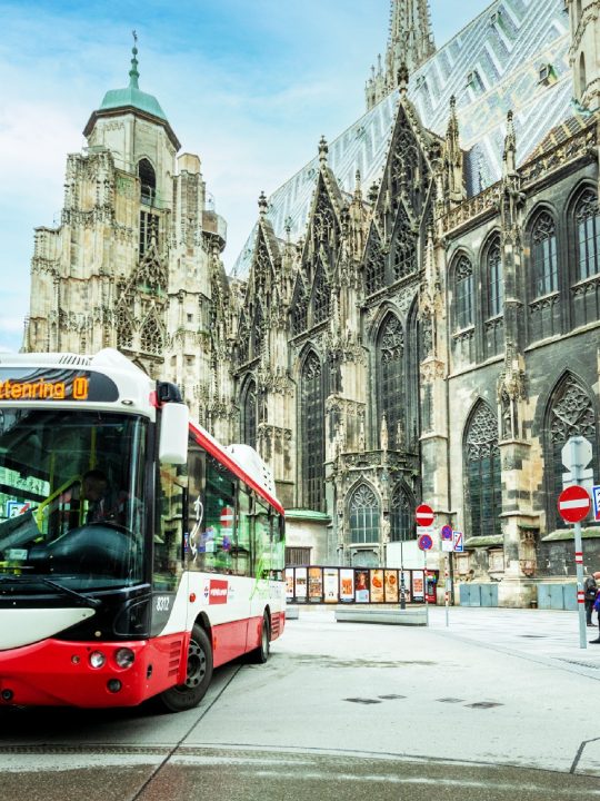 Im ersten Bezirk in Wien befördern zwei elektrisch betriebene Buslinien die Fahrgäste. Auch im Nachbarland Deutschland werden jetzt vermehrt E-Busse eingesetzt. Fotocredit: © Wiener Linien/Helmer