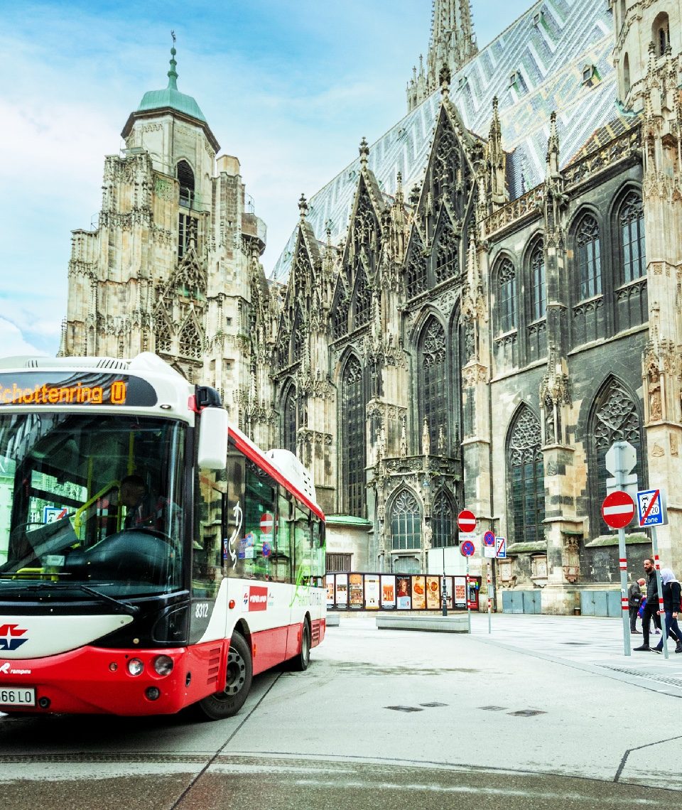 Im ersten Bezirk in Wien befördern zwei elektrisch betriebene Buslinien die Fahrgäste. Auch im Nachbarland Deutschland werden jetzt vermehrt E-Busse eingesetzt. Fotocredit: © Wiener Linien/Helmer