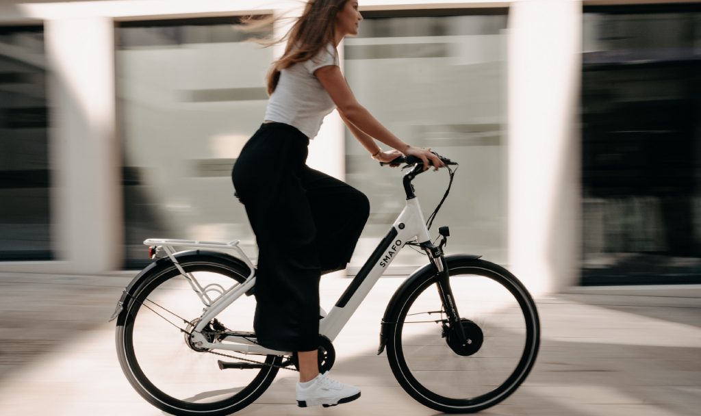 Von A nach B mit dem E-Bike statt dem Auto? Für Französinnen und Franzosen soll es dafür bald einen besonderen Anreiz geben. Fotocredit: © Wolfram Bölte/Unsplash