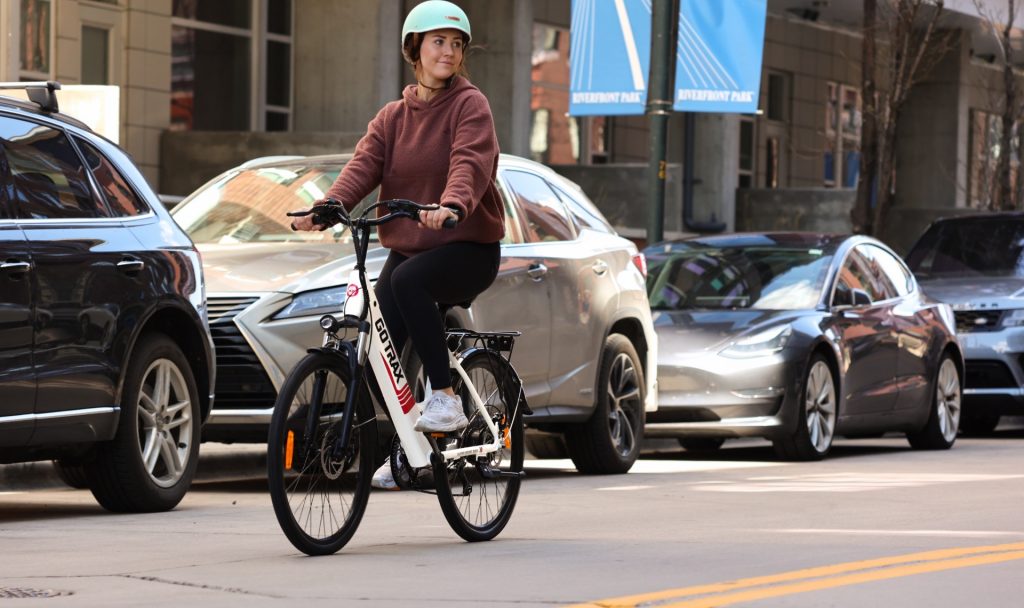 E-Bikes sparen nicht nur Platz und Emissionen im Straßenverkehr, sondern tun auch noch was für unsere Gesundheit. Fotocredit: © Gotrax/Unsplash