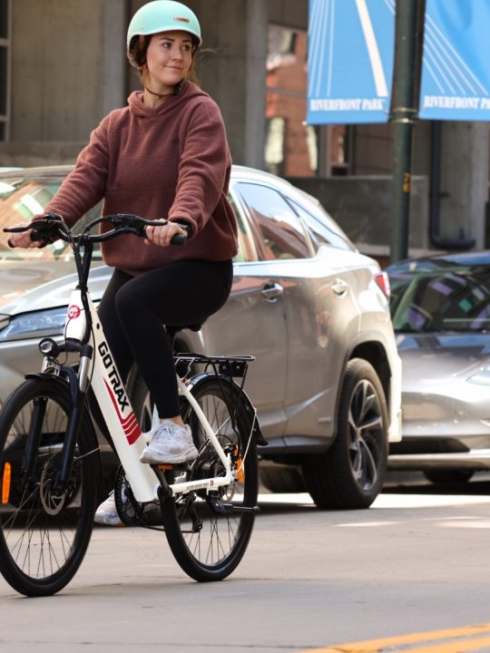 E-Bikes sparen nicht nur Platz und Emissionen im Straßenverkehr, sondern tun auch noch was für unsere Gesundheit. Fotocredit: © Gotrax/Unsplash