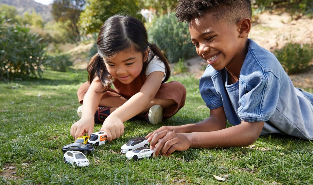 Umweltbewusstsein bei gleichzeitig abenteuerlicher Spielfreude. Das will Mattel mit dem neuen Matchbox Tesla vermitteln. Fotocredit: © Mattel/Teri Weber