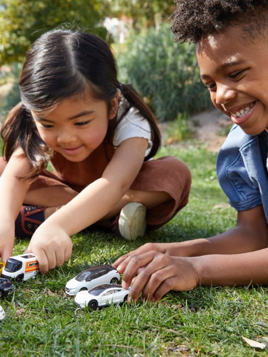 Umweltbewusstsein bei gleichzeitig abenteuerlicher Spielfreude. Das will Mattel mit dem neuen Matchbox Tesla vermitteln. Fotocredit: © Mattel/Teri Weber