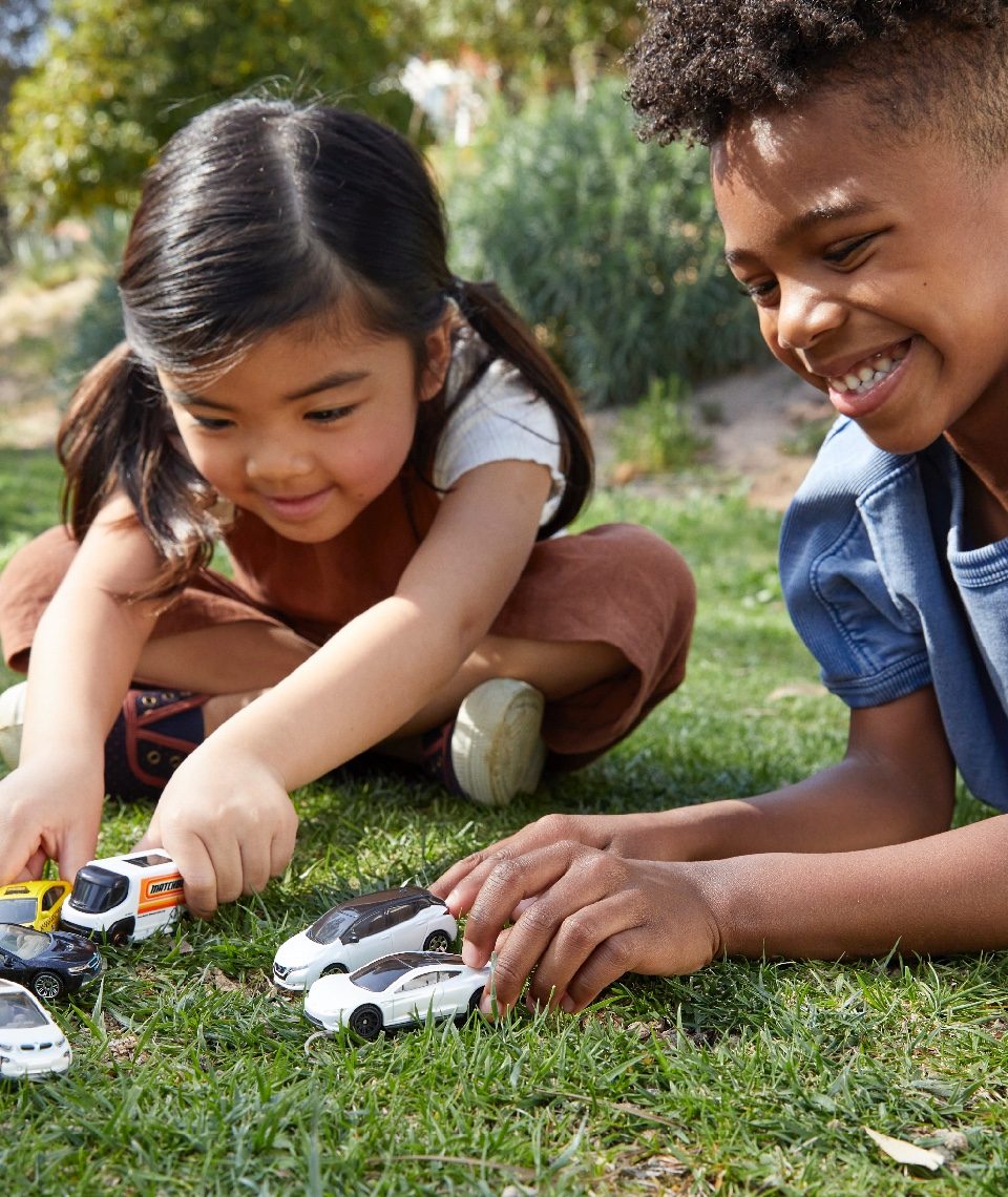 Umweltbewusstsein bei gleichzeitig abenteuerlicher Spielfreude. Das will Mattel mit dem neuen Matchbox Tesla vermitteln. Fotocredit: © Mattel/Teri Weber