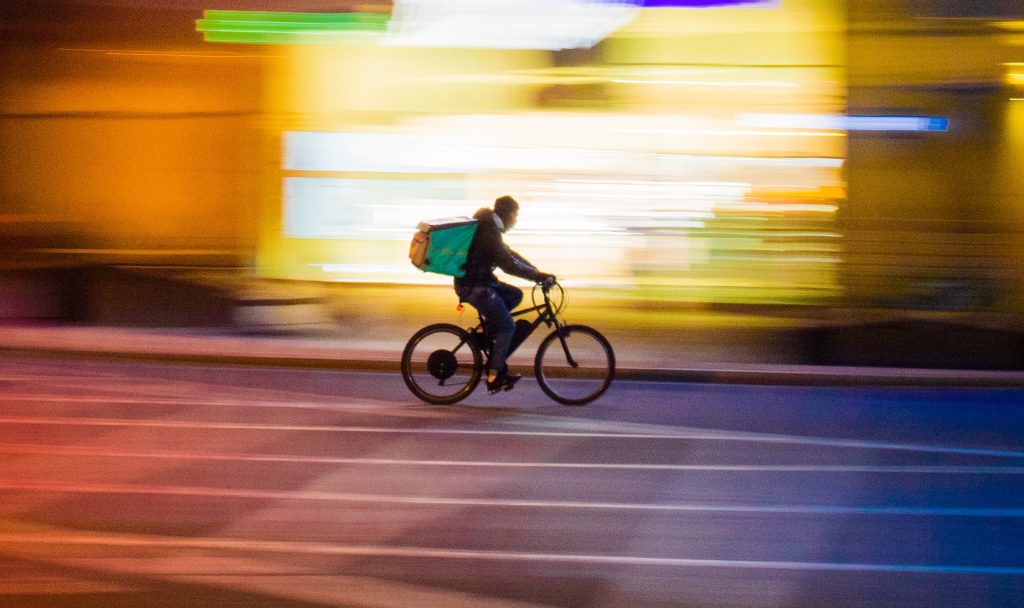 Bei Regen, Dunkelheit oder Kälte Essen ausliefern? Das könnten künftig Lieferroboter übernehmen, die den Restaurants auch noch Provisionen bei den Lieferdiensten sparen. Fotocredit: © Paolo Feser/Unsplash