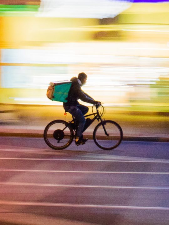 Bei Regen, Dunkelheit oder Kälte Essen ausliefern? Das könnten künftig Lieferroboter übernehmen, die den Restaurants auch noch Provisionen bei den Lieferdiensten sparen. Fotocredit: © Paolo Feser/Unsplash