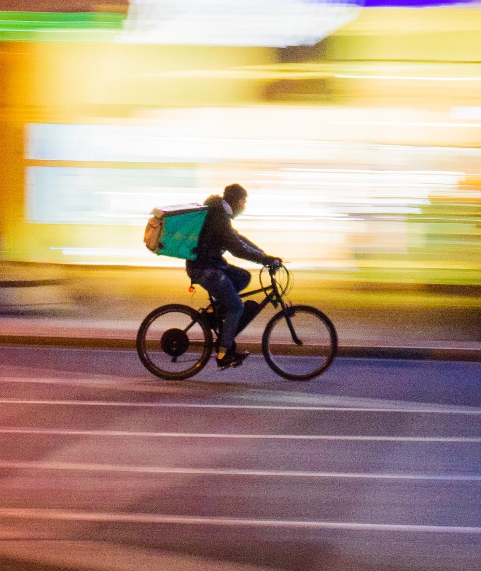 Bei Regen, Dunkelheit oder Kälte Essen ausliefern? Das könnten künftig Lieferroboter übernehmen, die den Restaurants auch noch Provisionen bei den Lieferdiensten sparen. Fotocredit: © Paolo Feser/Unsplash