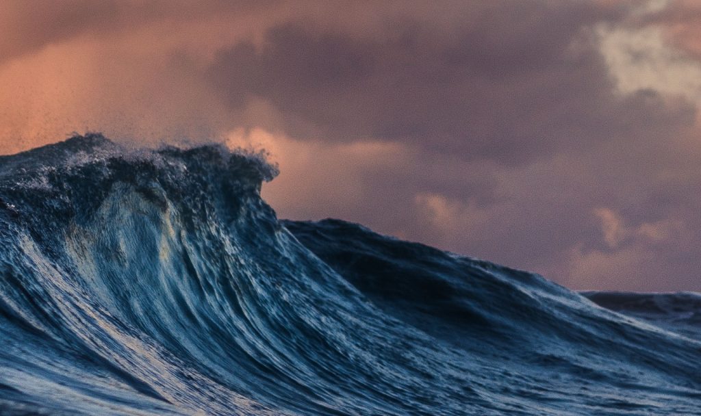 Wenn davon die Rede ist, die Energie der Ozeane nachhaltig zu nutzen, spricht man häufig von der Blauen Energie. Ein Team der Universität Hongkong hat dazu nun einen wertvollen Beitrag geleistet. Fotocredit: © Silas Baisch/Unsplash