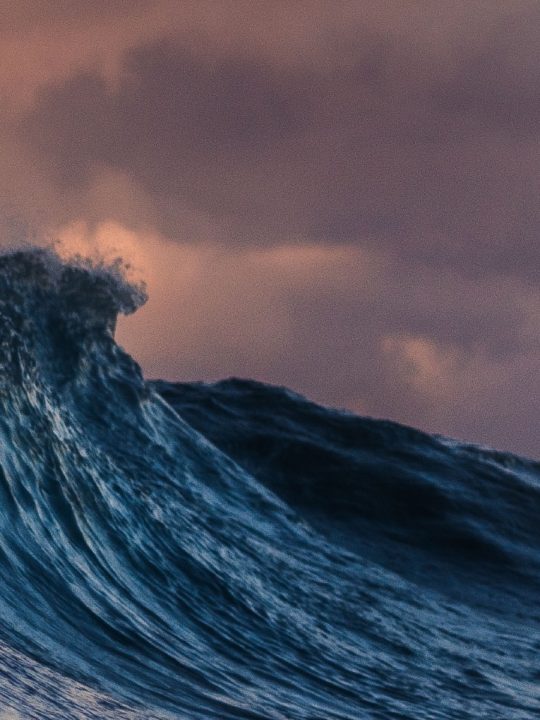 Wenn davon die Rede ist, die Energie der Ozeane nachhaltig zu nutzen, spricht man häufig von der Blauen Energie. Ein Team der Universität Hongkong hat dazu nun einen wertvollen Beitrag geleistet. Fotocredit: © Silas Baisch/Unsplash