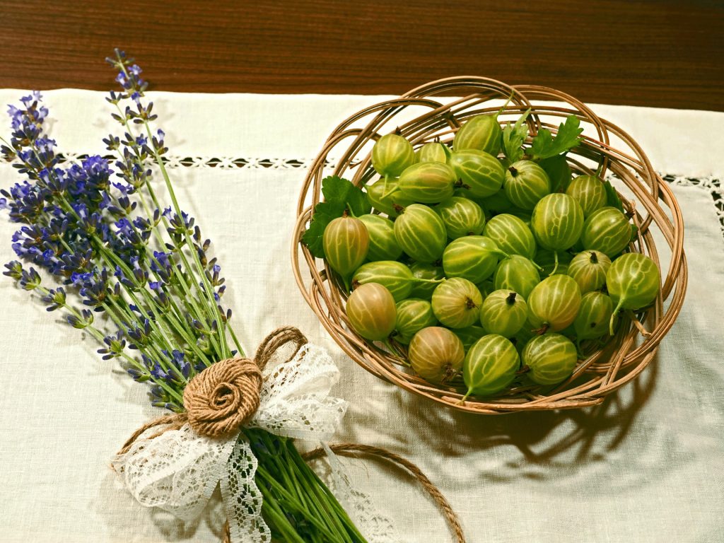 Stachelbeeren in einem Korb