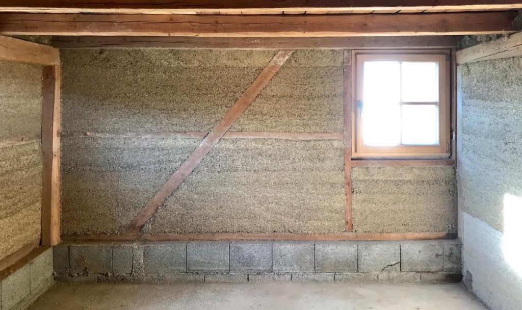 Hanfkalk wird zumeist in Kombination mit lastabtragenden Ständerwerken verbaut, die man – wie zum Beispiel hier aus Holz – etwa vom Fachwerkbau kennt. Fotocredit: © Straub HANF & KALK/hanfundkalk.de  