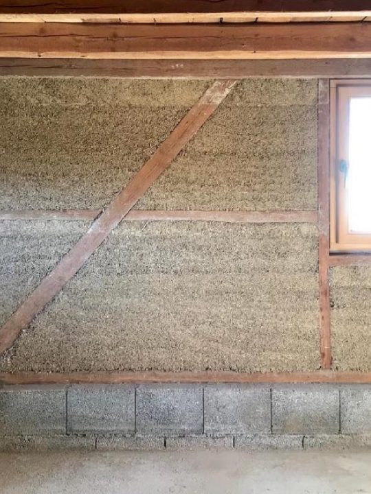 Hanfkalk wird zumeist in Kombination mit lastabtragenden Ständerwerken verbaut, die man – wie zum Beispiel hier aus Holz – etwa vom Fachwerkbau kennt. Fotocredit: © Straub HANF & KALK/hanfundkalk.de  