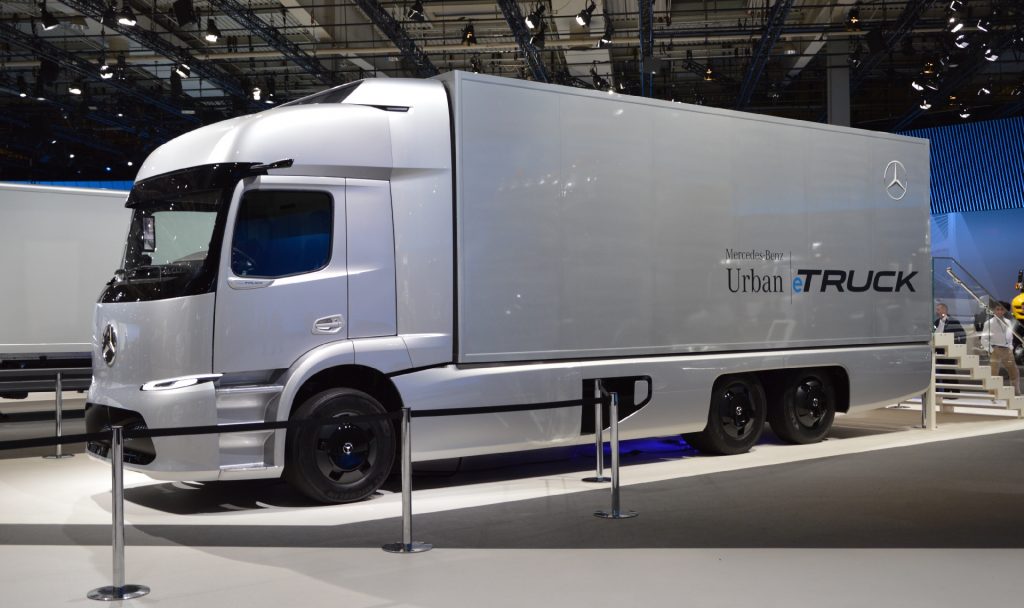 Die Daimler AG stellte 2016 den Elektro-LKW Mercedes-Benz Urban eTruck vor, der mit einer Reichweite von 200 km für ein innerstädtisches Verteilungskonzept vorgesehen war. Für Flächendeckung braucht es LKW-Ladestationen. Fotocredit: © Spielvogel / Wikimedia Commons CC BY-SA 3.0