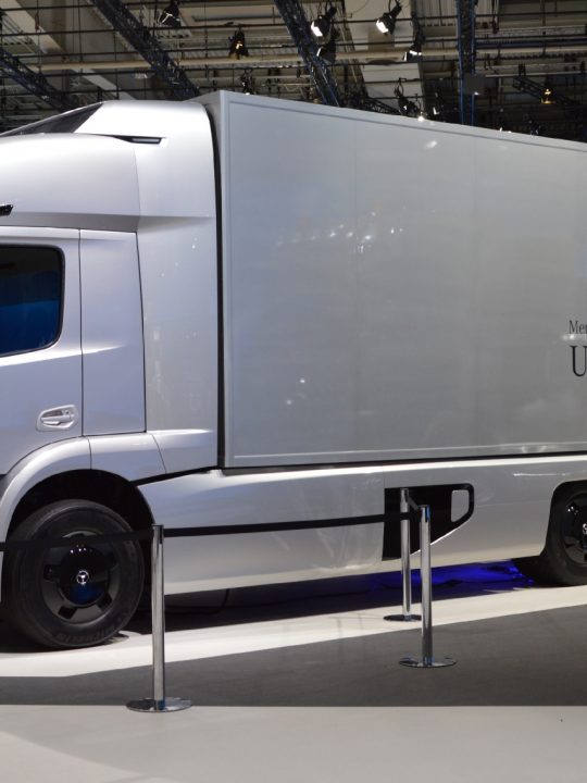 Die Daimler AG stellte 2016 den Elektro-LKW Mercedes-Benz Urban eTruck vor, der mit einer Reichweite von 200 km für ein innerstädtisches Verteilungskonzept vorgesehen war. Für Flächendeckung braucht es LKW-Ladestationen. Fotocredit: © Spielvogel / Wikimedia Commons CC BY-SA 3.0