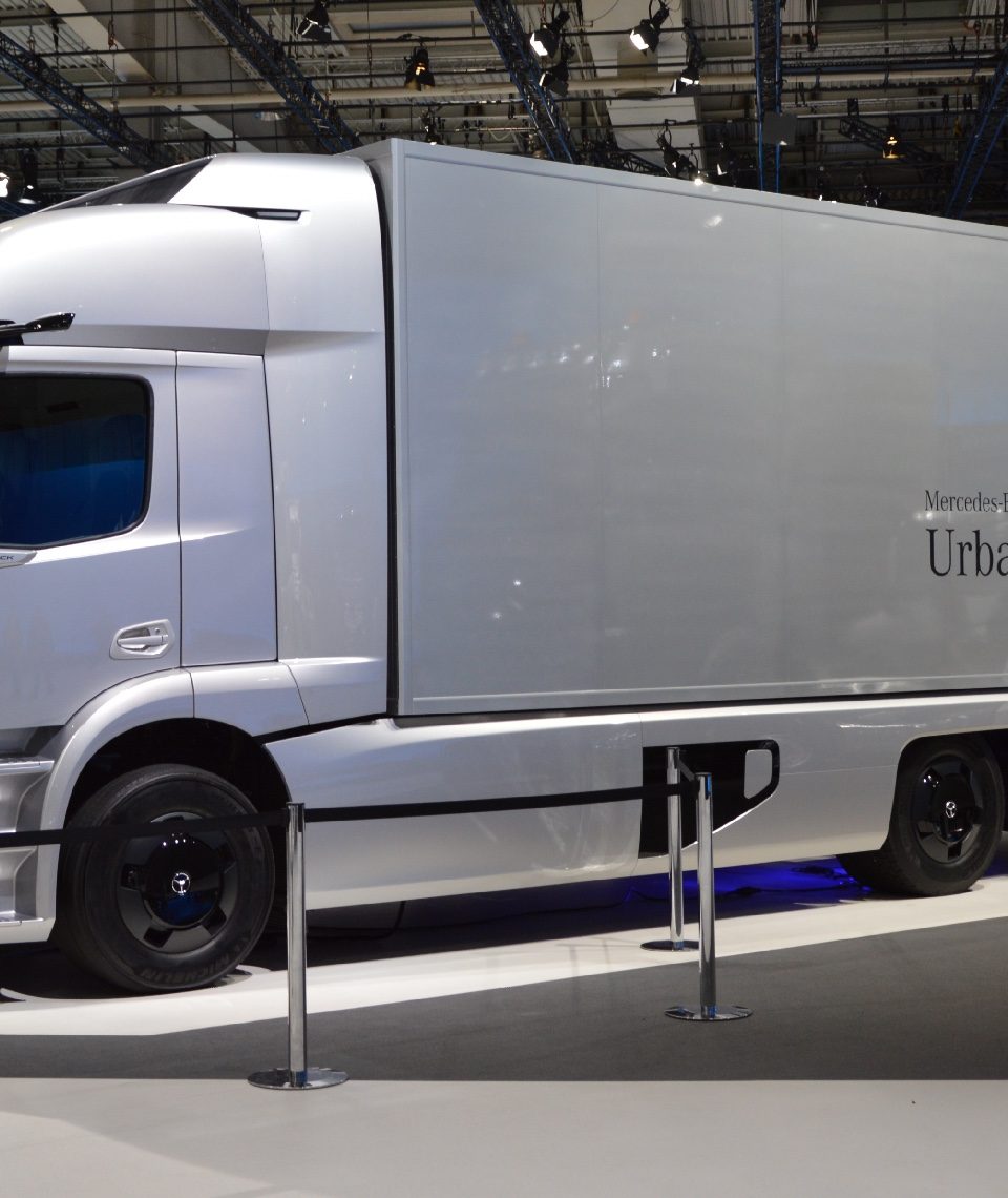 Die Daimler AG stellte 2016 den Elektro-LKW Mercedes-Benz Urban eTruck vor, der mit einer Reichweite von 200 km für ein innerstädtisches Verteilungskonzept vorgesehen war. Für Flächendeckung braucht es LKW-Ladestationen. Fotocredit: © Spielvogel / Wikimedia Commons CC BY-SA 3.0