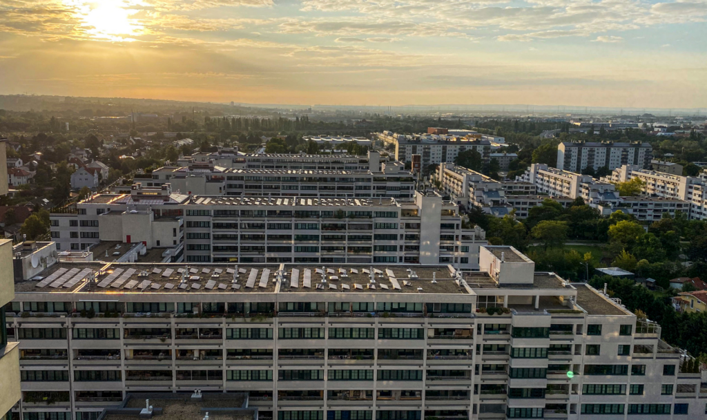 Frühmorgens, Sonnenaufgang über dem Gemeindebau am Schöpfwerk, Fotocredit: Energieleben Redaktion