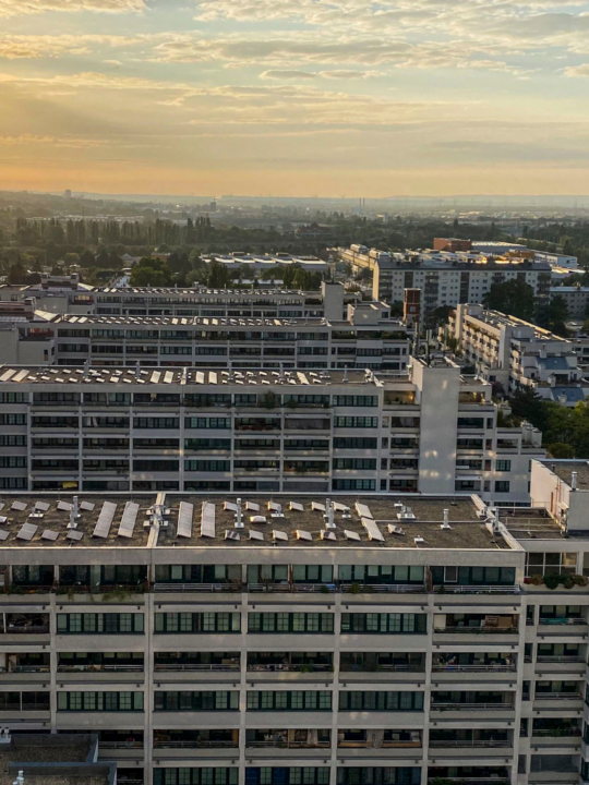 Frühmorgens, Sonnenaufgang über dem Gemeindebau am Schöpfwerk, Fotocredit: Energieleben Redaktion