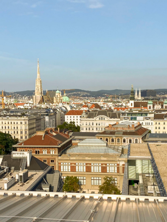 Die ersten Sonnenstrahlen über der Stadt vom Dach von The Mall in Wien Mitte , Fotocredit: Energieleben Redaktion