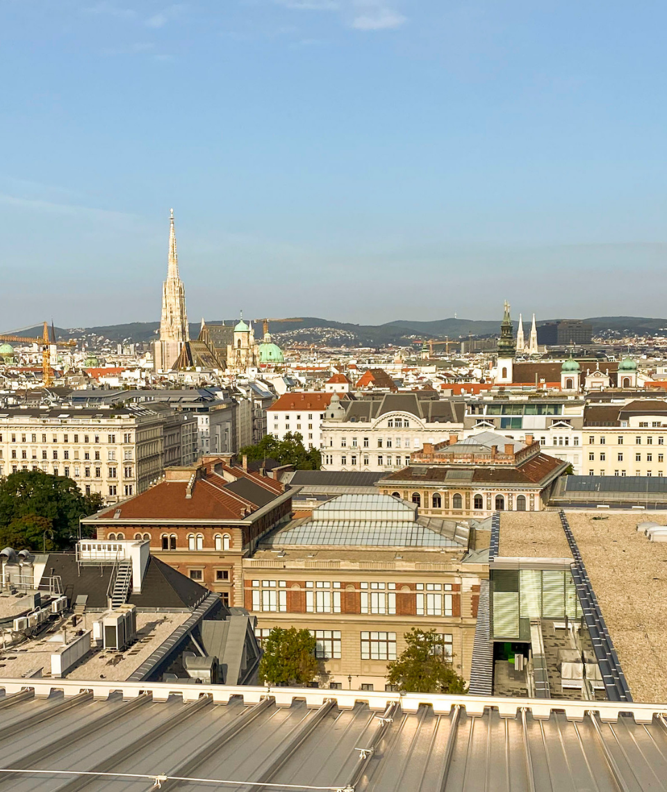 Die ersten Sonnenstrahlen über der Stadt vom Dach von The Mall in Wien Mitte , Fotocredit: Energieleben Redaktion