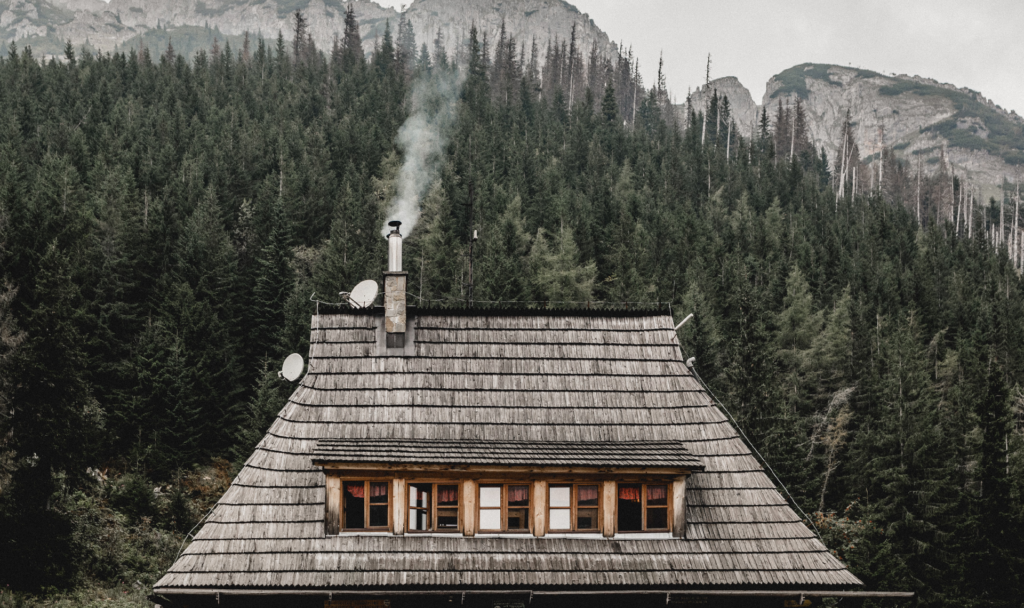 Knistern im Kamin, rauchende Schornsteine: Die Romantik von Holzöfen hat einen gesundheitlichen Preis. Fotocredit: © Kamil Szumotalski/Unsplash